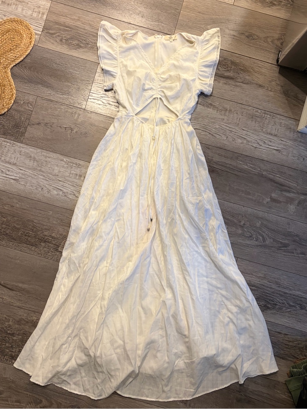 entro White Cutout Flutter-Sleeve Maxi Dress